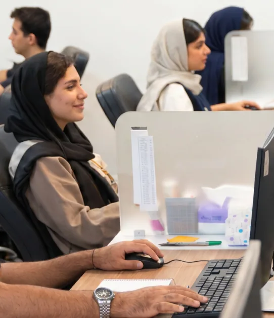 هم‌تیمی پرتال پشت میز کار